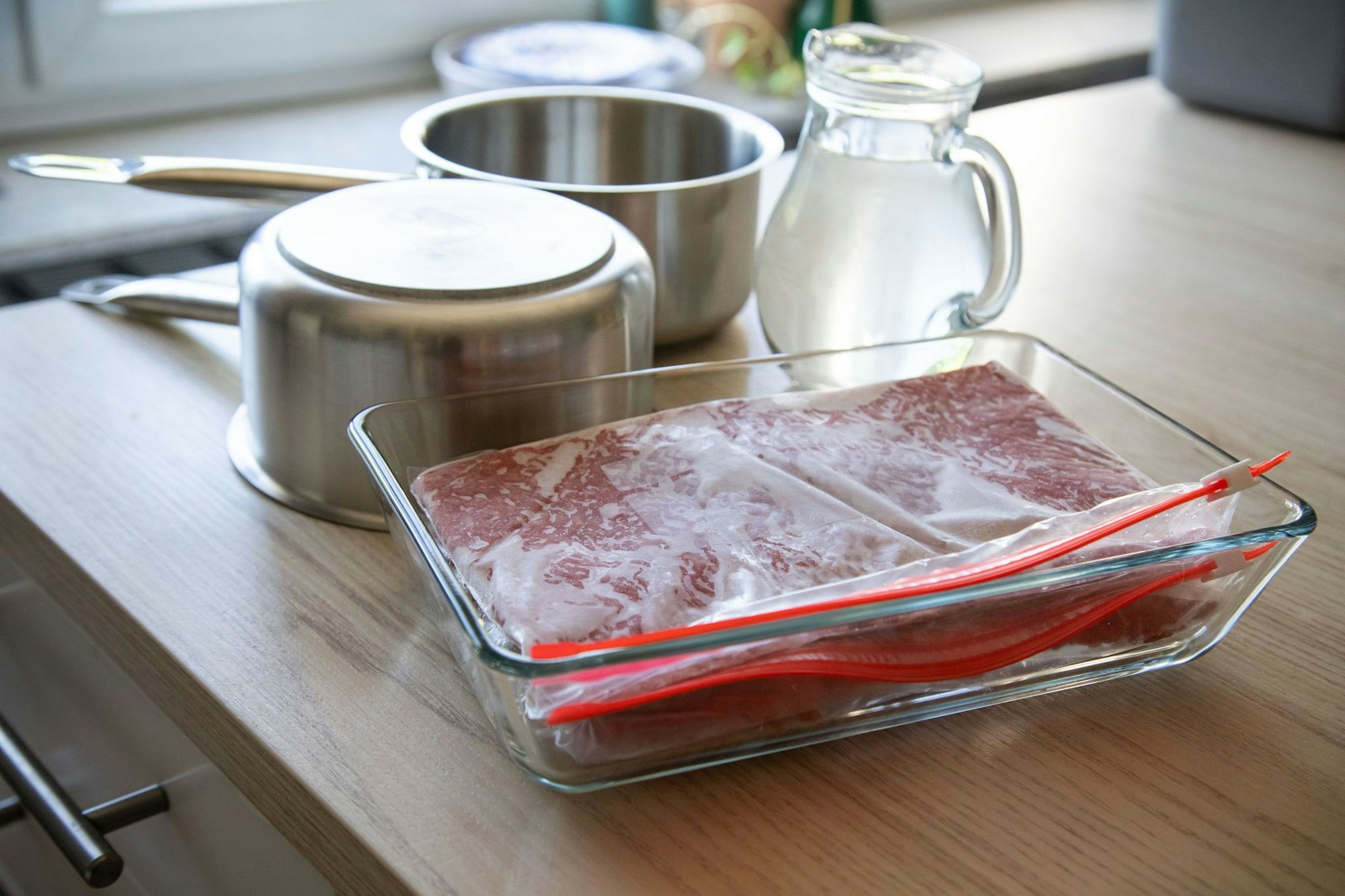 Lässt sich Hackfleisch mit Hilfe von zwei Töpfen und warmem Wasser schneller auftauen?