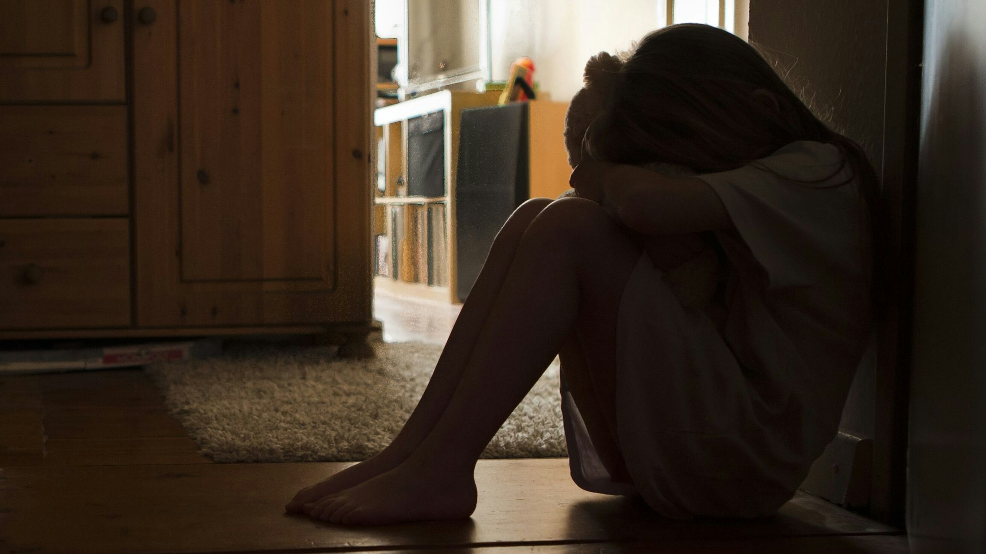 Körperliche Beschwerden wie Bauchschmerzen, Übelkeit, Erbrechen, Kopfschmerzen oder Schlafstörungen können bei Kindern auf Schulangst hinweisen.