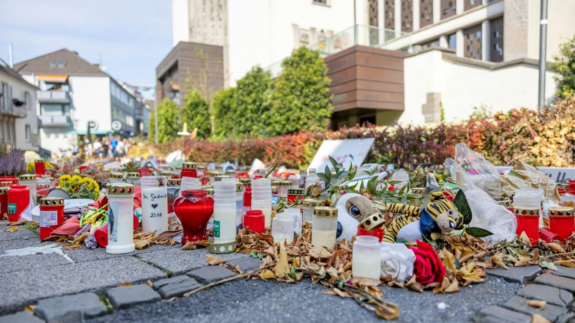 Hunderte Kerzen, Blumen und Trauerschreiben befinden sich am Gedenkort in Solingen unweit des Tatorts.