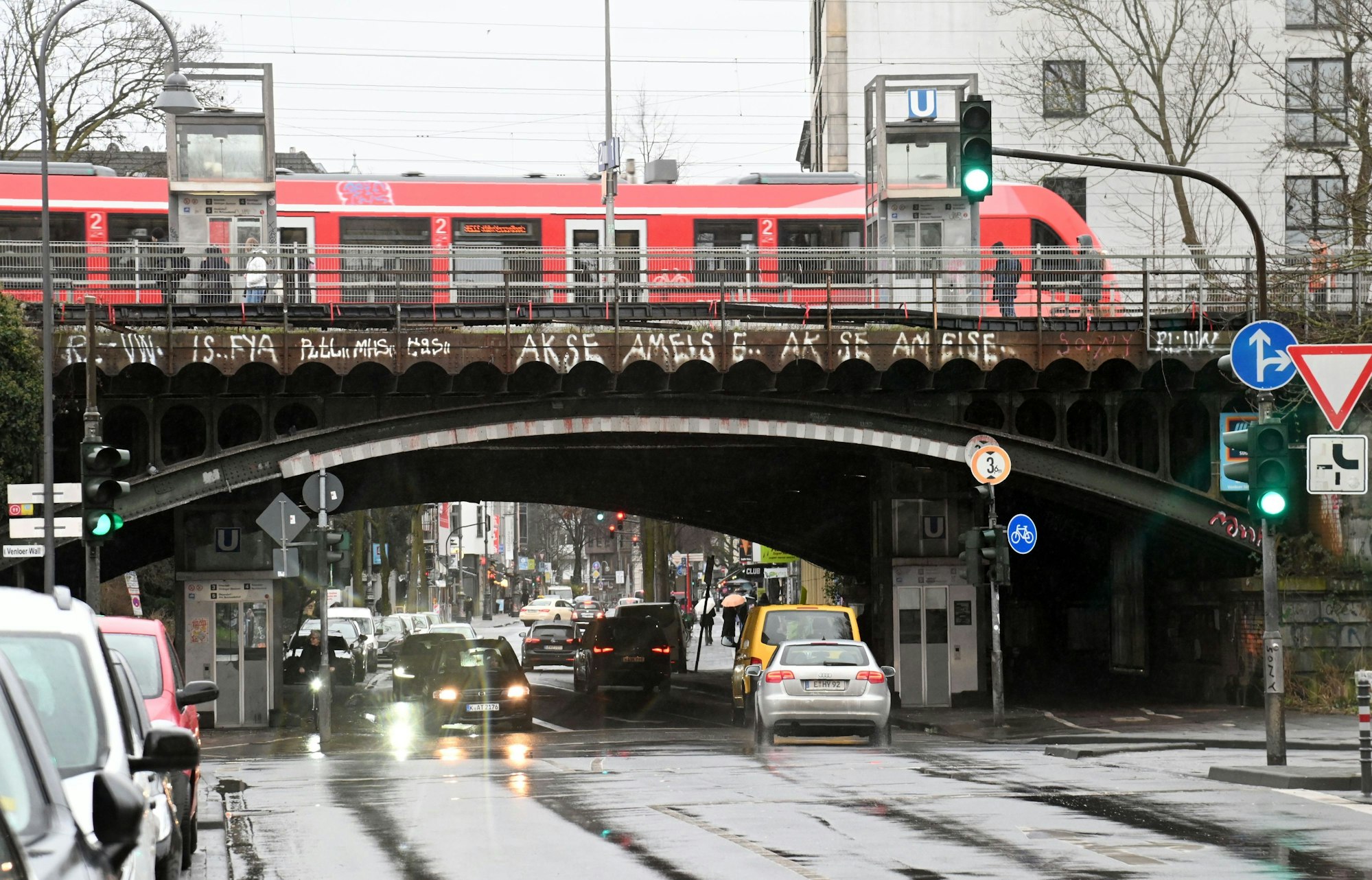 24.01.2025 Köln. Der Bahnübergang auf der Venloer Straße. Foto: Alexander Schwaiger
