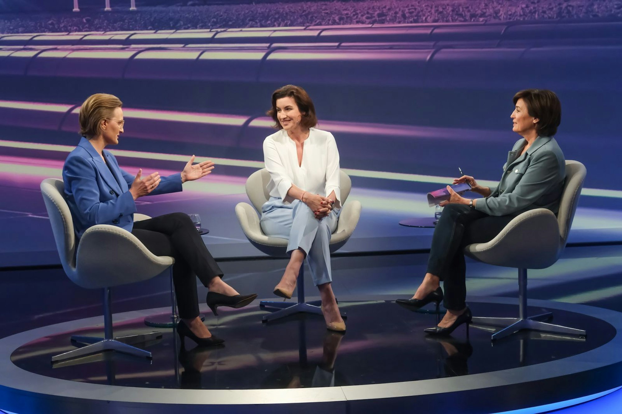 Sandra Maischberger (rechts) hat in ihrer Talkshow über die gescheiterte Richterwahl gesprochen. (Bild: WDR/Oliver Ziebe)