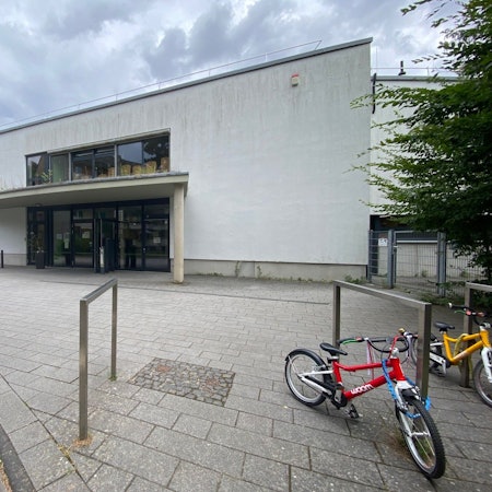 Zu sehen ist das Gebäude einer Kita.