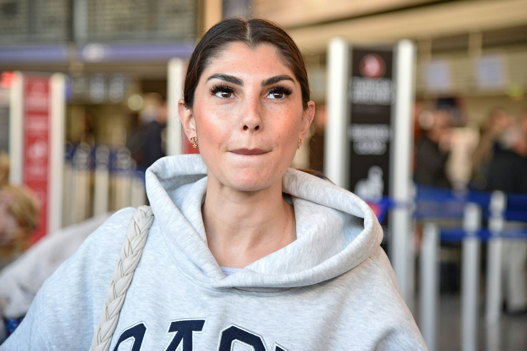Yeliz Koc am Flughafen.