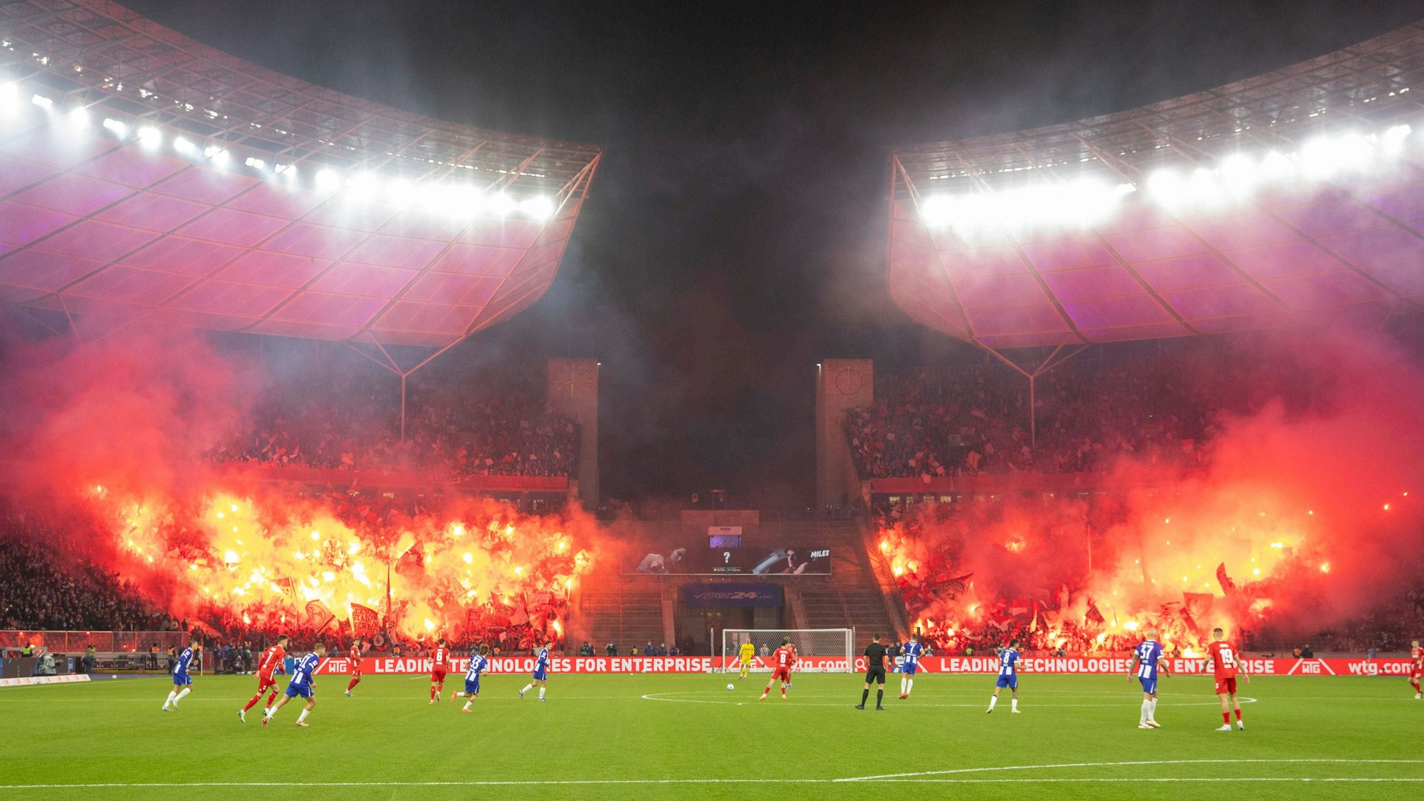 02.11.2024, xtgx, Fussball 2. Bundesliga, Hertha BSC Berlin - 1. FC Koeln emspor, v.l. Symbolfoto, Symbolbild, Symbol Fans, Zuschauer, Publikum, Tribuene Pyro, Pyrotechnik, Bengalo, Rauch, Feuerwerk DFL/DFB REGULATIONS PROHIBIT ANY USE OF PHOTOGRAPHS as IMAGE SEQUENCES and/or QUASI-VIDEO Berlin *** 02 11 2024, xtgx, Soccer 2 Bundesliga, Hertha BSC Berlin 1 FC Koeln emspor, v l symbol photo, symbol image, symbol fans, spectators, audience, tribune pyro, pyrotechnics, Bengalo, smoke, fireworks DFL DFB REGULATIONS PROHIBIT ANY USE OF PHOTOGRAPHS as IMAGE SEQUENCES and or QUASI VIDEO Berlin
