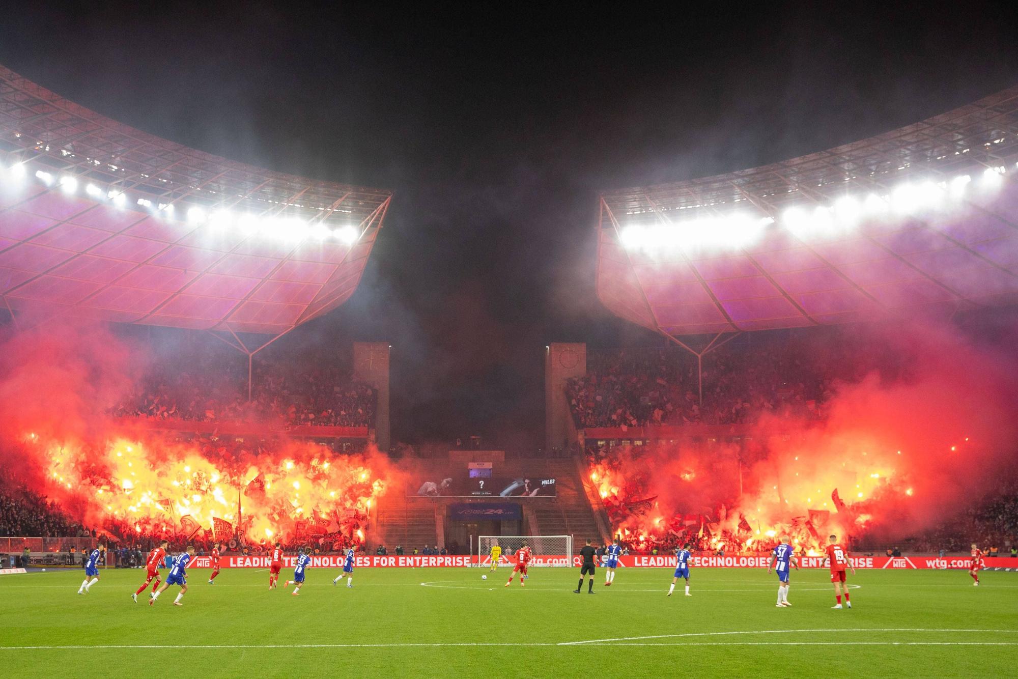 02.11.2024, xtgx, Fussball 2. Bundesliga, Hertha BSC Berlin - 1. FC Koeln emspor, v.l. Symbolfoto, Symbolbild, Symbol Fans, Zuschauer, Publikum, Tribuene Pyro, Pyrotechnik, Bengalo, Rauch, Feuerwerk DFL/DFB REGULATIONS PROHIBIT ANY USE OF PHOTOGRAPHS as IMAGE SEQUENCES and/or QUASI-VIDEO Berlin *** 02 11 2024, xtgx, Soccer 2 Bundesliga, Hertha BSC Berlin 1 FC Koeln emspor, v l symbol photo, symbol image, symbol fans, spectators, audience, tribune pyro, pyrotechnics, Bengalo, smoke, fireworks DFL DFB REGULATIONS PROHIBIT ANY USE OF PHOTOGRAPHS as IMAGE SEQUENCES and or QUASI VIDEO Berlin