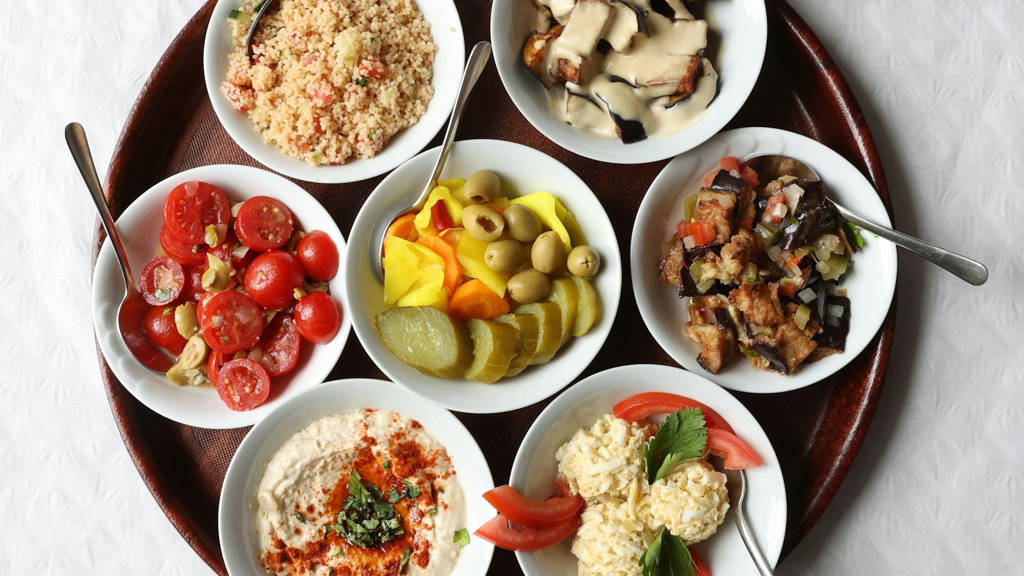 Eine Auswahl von Köstlichkeiten im Mazal Tov.