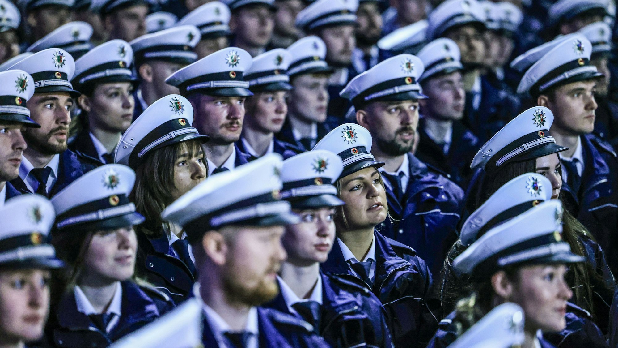 Vereidigungsfeier der NRW-Polizei in Köln im Jahr 2024. NRW-Innenminister Herbert Reul (CDU) will jedes Jahr 3000 Kommissaranwärter einstellen.