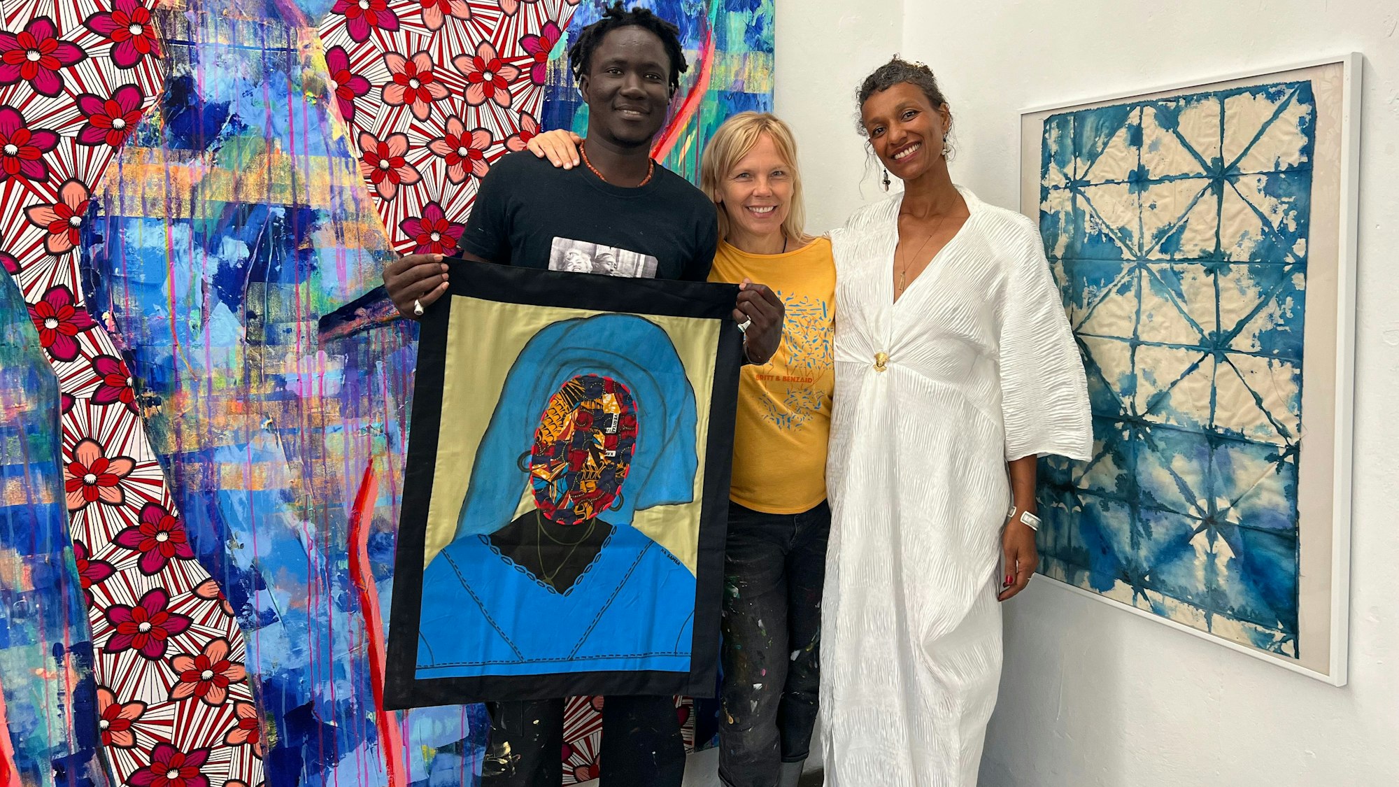 Kha Bambo, Britta Reinhardt und Gabrielle Adjakao Sissoko mit ihren Werken.