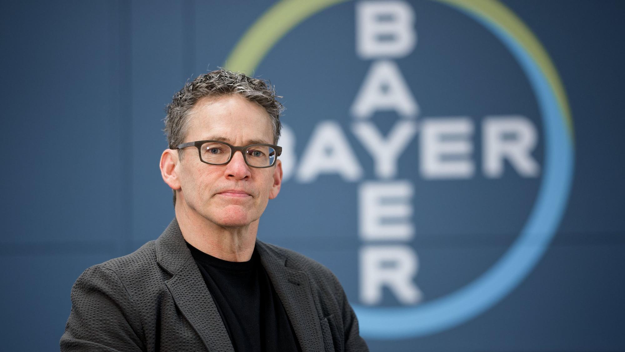 ARCHIV - 10.12.2024, Nordrhein-Westfalen, Leverkusen: Bill Anderson, Vorstandsvorsitzender der Bayer AG, sitzt bei einem Fototermin in der Zentrale des Unternehmens. (zu dpa: «Bayer-Chef bekommt Vertrag verlängert») Foto: Henning Kaiser/dpa +++ dpa-Bildfunk +++