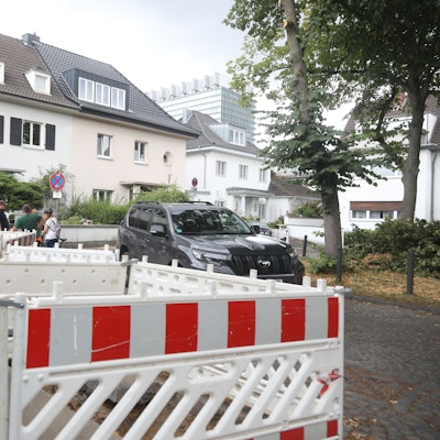 16.07.2025, Köln: Der Fundort der Weltkriegsbombe in Lindenthal am Lindenhof. Das Ordnungsamt bereitet bereits alles vor, damit morgen die Arbeiten zur Entschärfung reibungslos vollzogen werden können. Foto: Arton Krasniqi