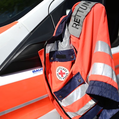Seniorin blieb unverletzt, als sie irrtümlich in den Bodensee fuhr. Feuerwehr und Polizei verhinderten Umweltverschmutzung. (Symbolbild)