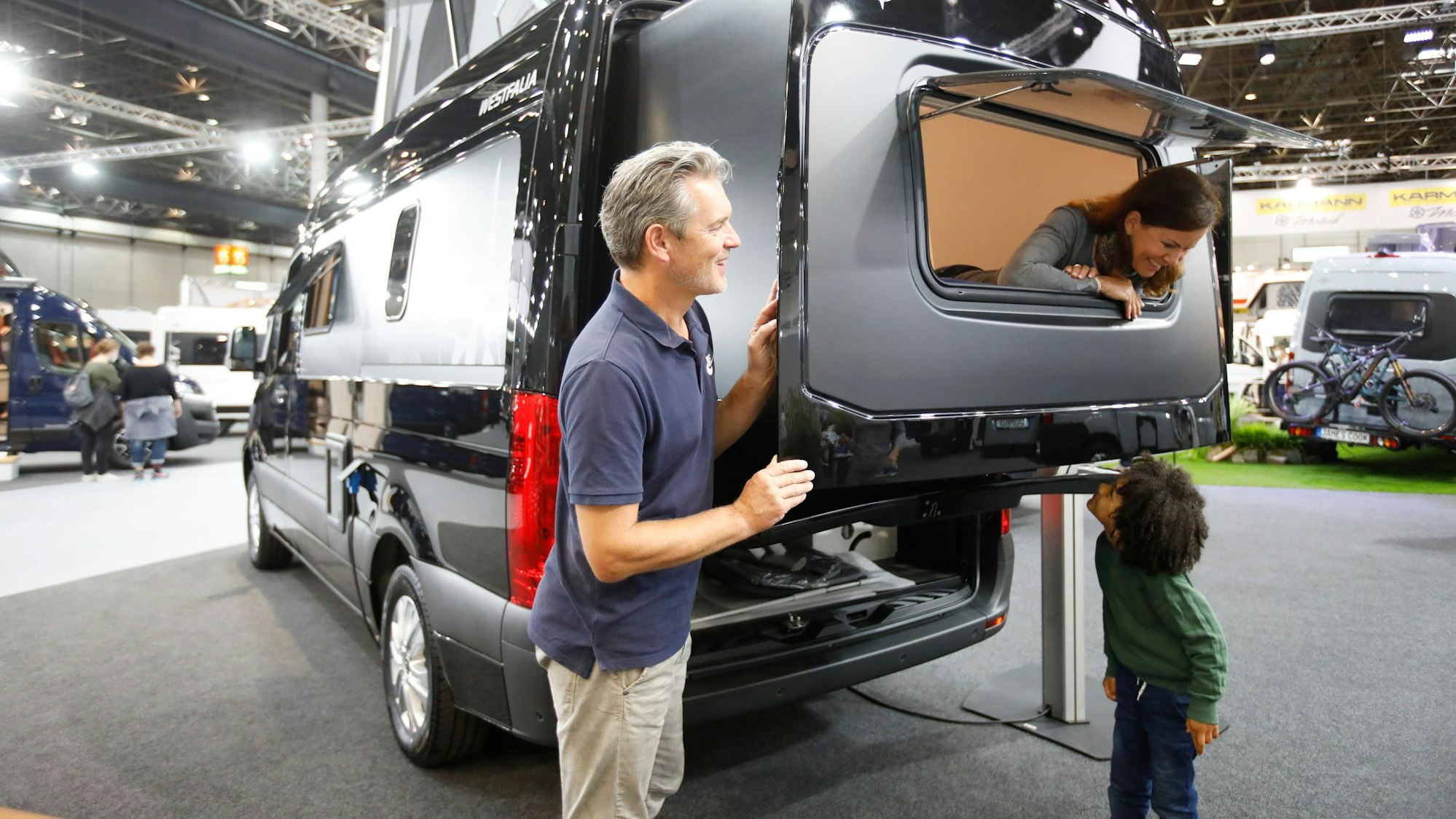 Wohnmobil als Kastenwagen mit ausfahrbarem Schlafraum - mit einer mehr als 1,40 Meter breiten Liegefläche.