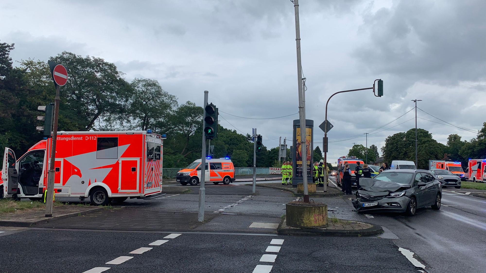 Verkehrsunfall Frankfurter Straße Höhe McDonald's in Mülheim.