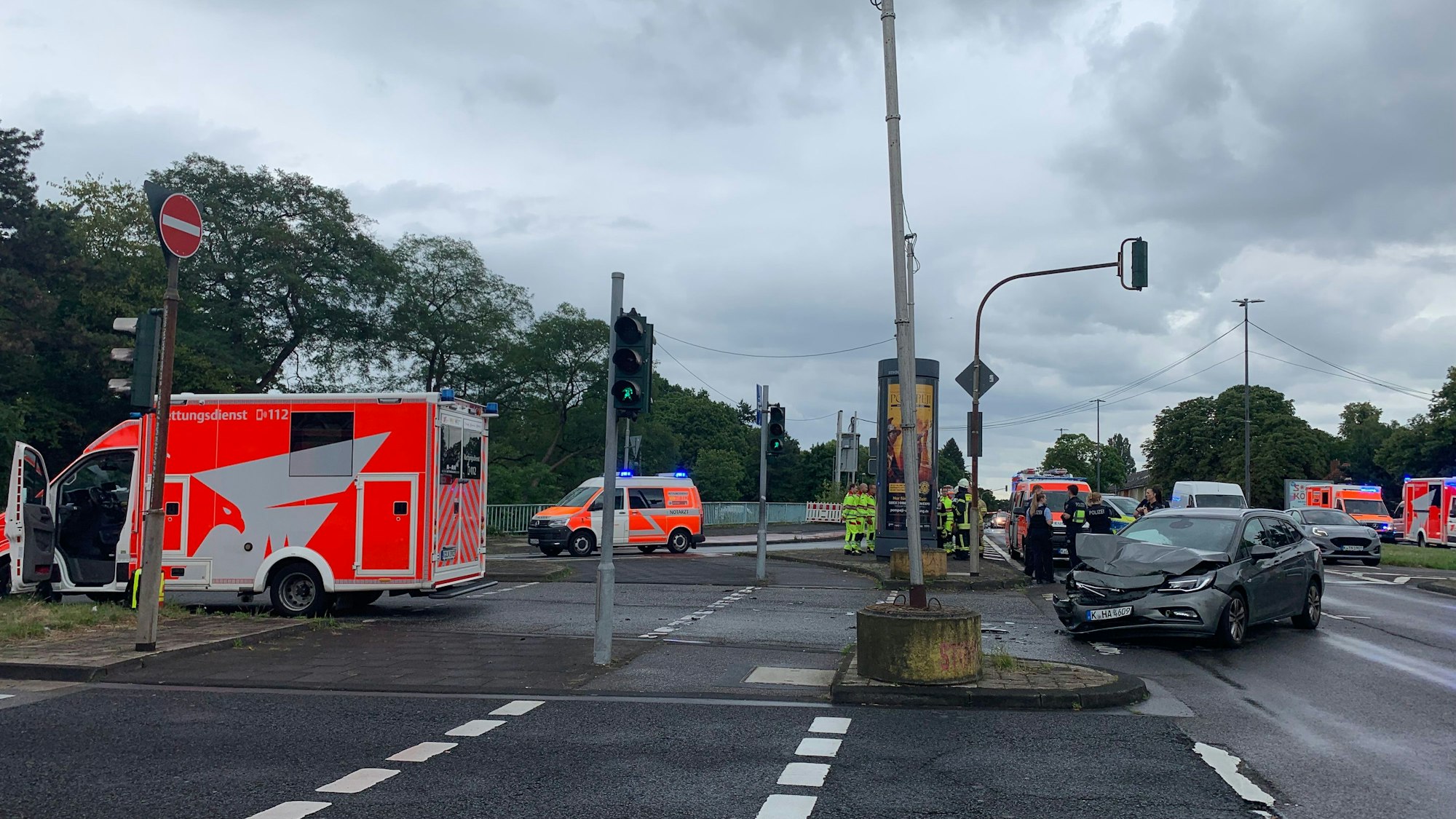 Verkehrsunfall Frankfurter Straße Höhe McDonald's in Mülheim.