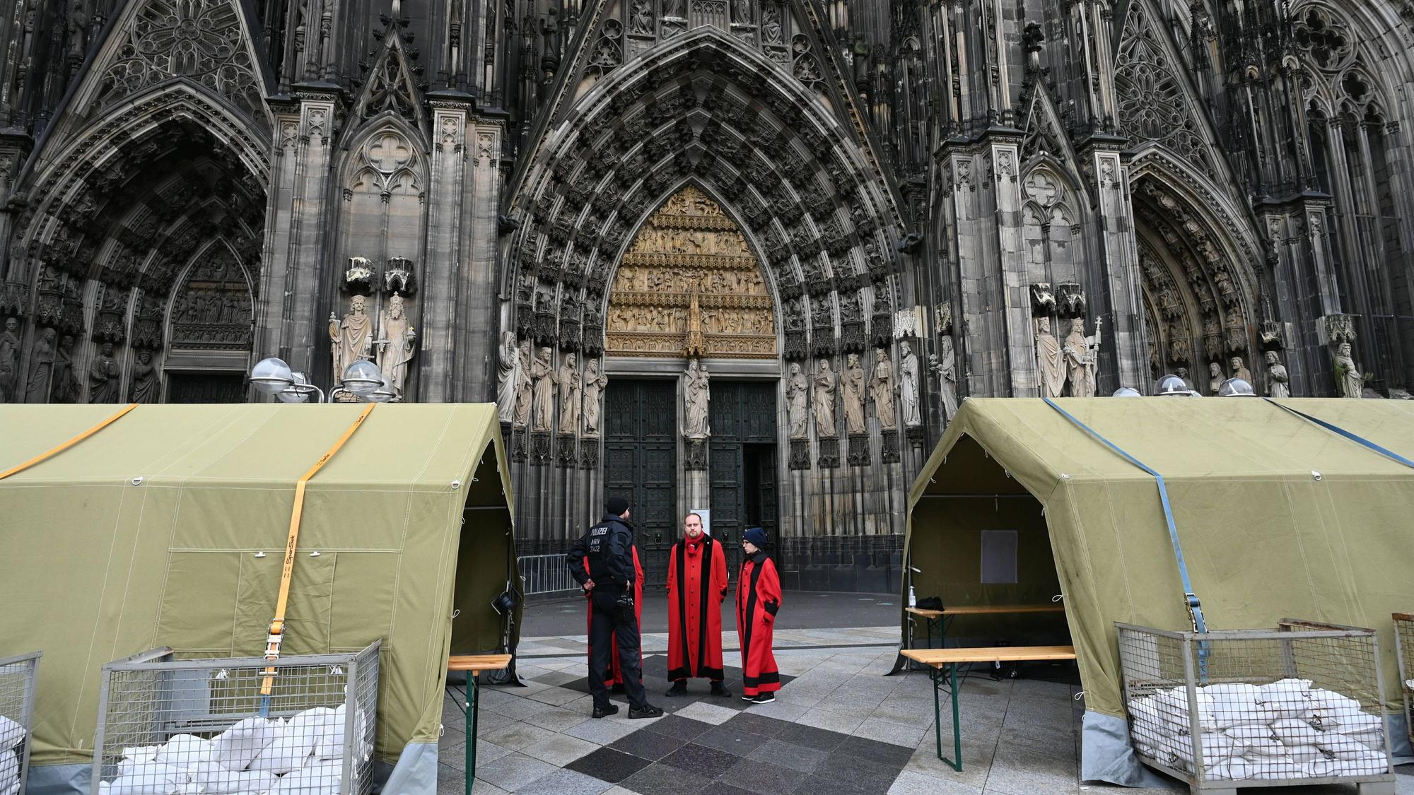 Sicherheitsmassnahmen nach Terrorwarnung am Kölner Dom. Polizei und Polizeiwagen vor Kölner Dom. Gilt als mögliches Angriffsziel, *** Security measures after terror warning at Cologne Cathedral Police and police cars in front of Cologne Cathedral Considered a possible target,