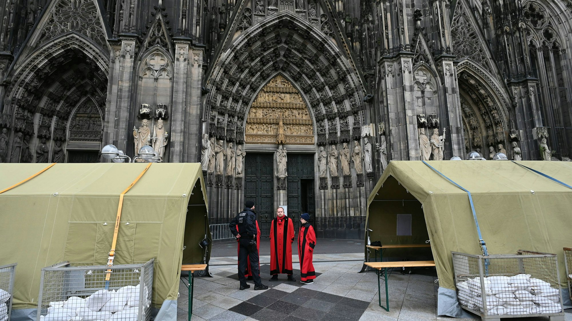 Sicherheitsmassnahmen nach Terrorwarnung am Kölner Dom. Polizei und Polizeiwagen vor Kölner Dom. Gilt als mögliches Angriffsziel, *** Security measures after terror warning at Cologne Cathedral Police and police cars in front of Cologne Cathedral Considered a possible target,