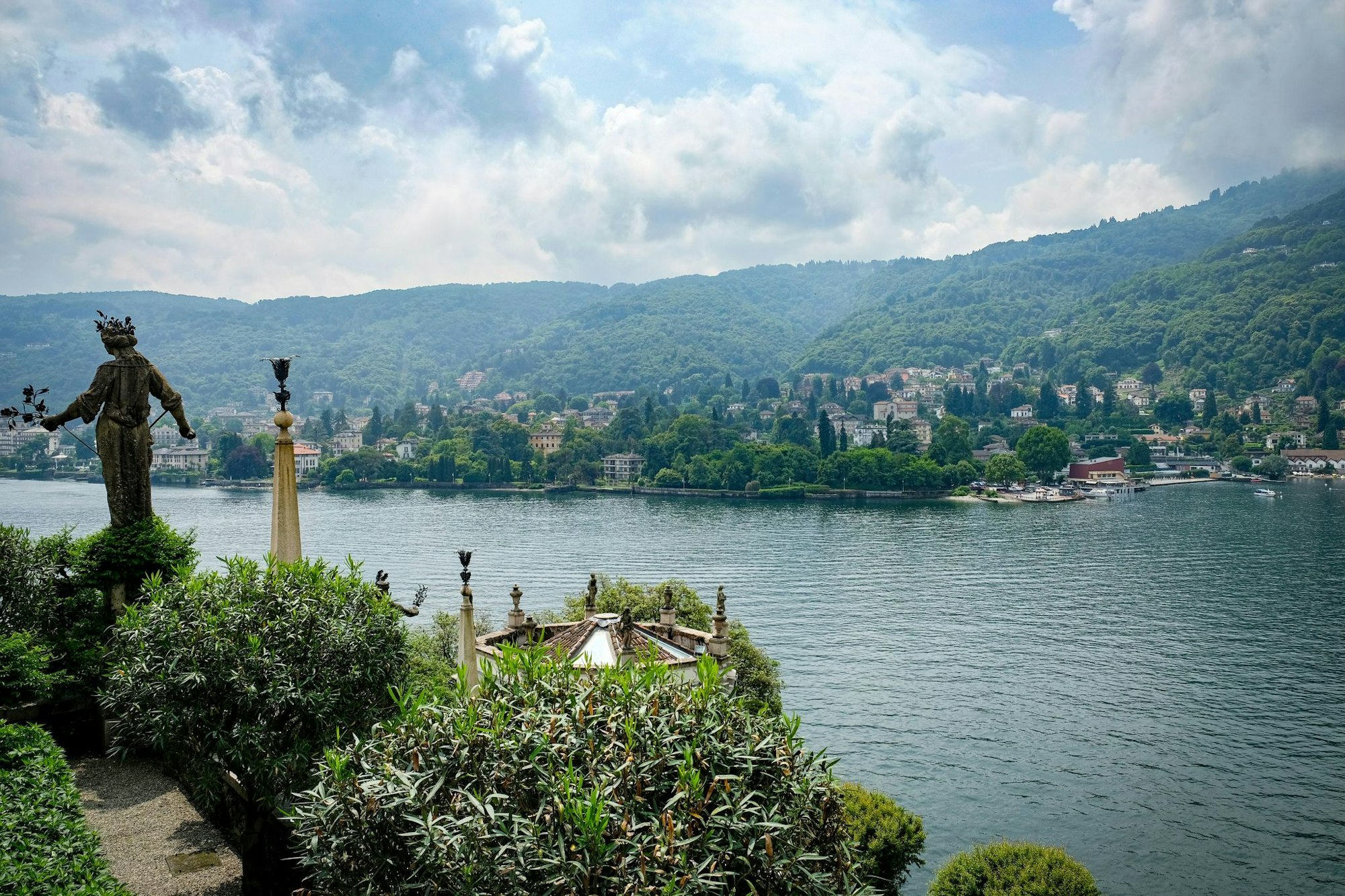 Inselperspektive: Blick von der Stufenpyramide der Isola Bella über See und Ufer.