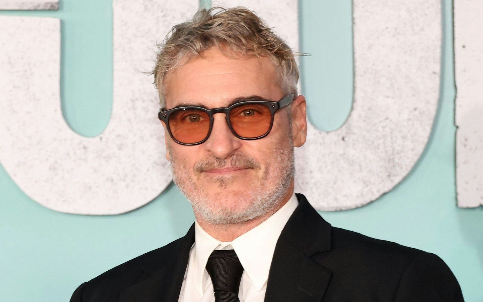 Joaquin Phoenix entschuldigte sich in „The Late Show With Stephen Colbert“ bei dem ehemaligen Talk-Show-Host David Letterman. (Bild: 2024 Getty Images/Monica Schipper)