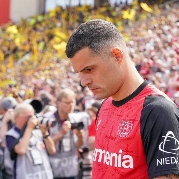 Leverkusens Granit Xhaka beim letzten Heimspiel 2024/2025 gegen Borussia Dortmund.