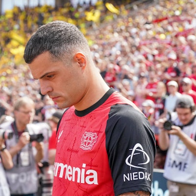 Leverkusens Granit Xhaka beim letzten Heimspiel 2024/2025 gegen Borussia Dortmund.