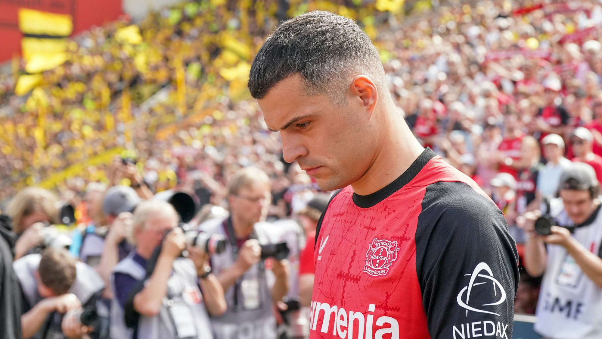 Leverkusens Granit Xhaka beim letzten Heimspiel 2024/2025 gegen Borussia Dortmund.