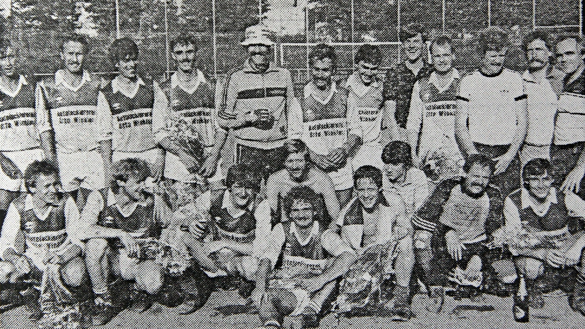 Nach dem Abpfiff stellte sich die Mannschaft des TuS Oberlar zum Aufstiegsbild zusammen.