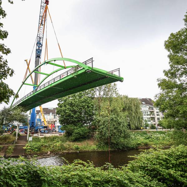 Per Kran über die Wupper: Die neue Henley-Brücke in Leichlingen.
