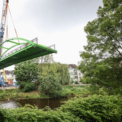 Per Kran über die Wupper: Die neue Henley-Brücke in Leichlingen.