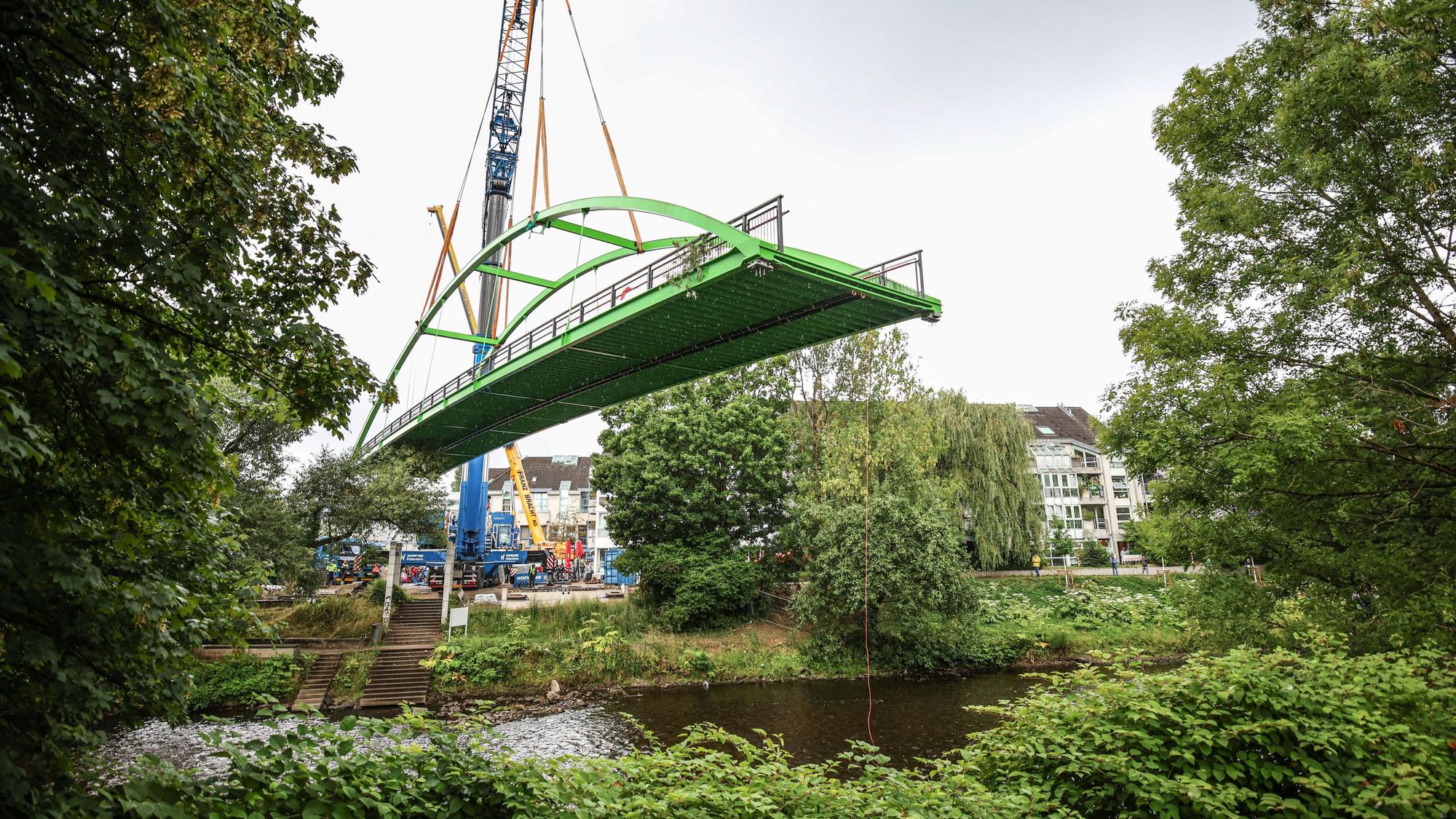 Per Kran über die Wupper: Die neue Henley-Brücke in Leichlingen.