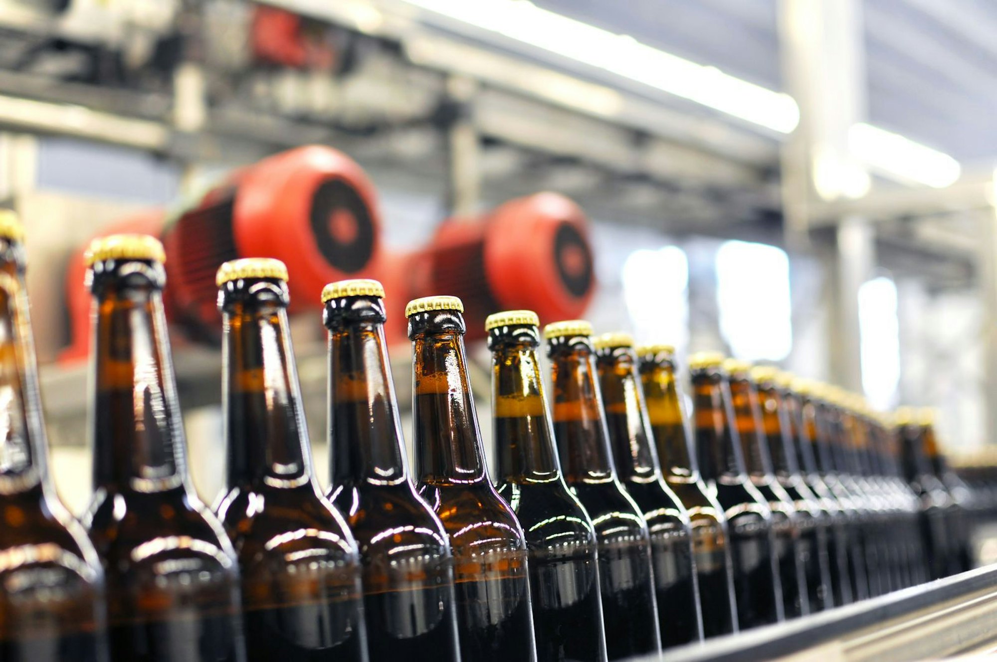 Der Preisdruck in der Bierbranche konnte zu höheren Bierpreisen in Deutschland führen. (Bild: iStock/industryview)
