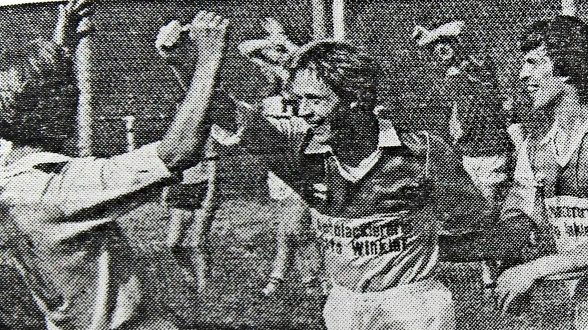 Angreifer Peter Schwamborn hat gerade eines seiner zwei Tore erzielt und freut sich mit Manfred Nickäs und Hans Willi Hess (von links).