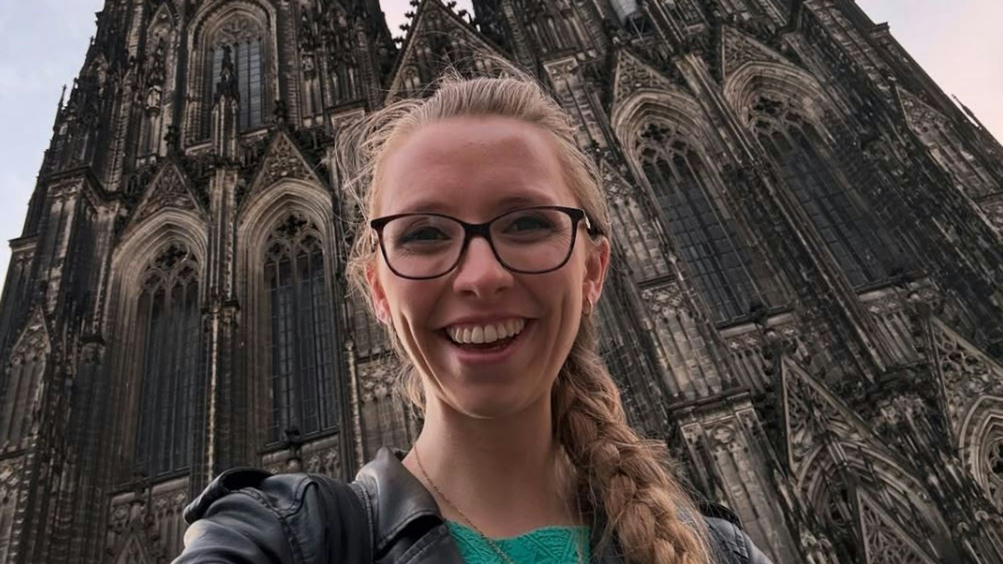Organistin Anna Lapwood vor dem Kölner Dom. Die beiden Konzerte am Dienstagabend sorgten für einen Massenansturm.