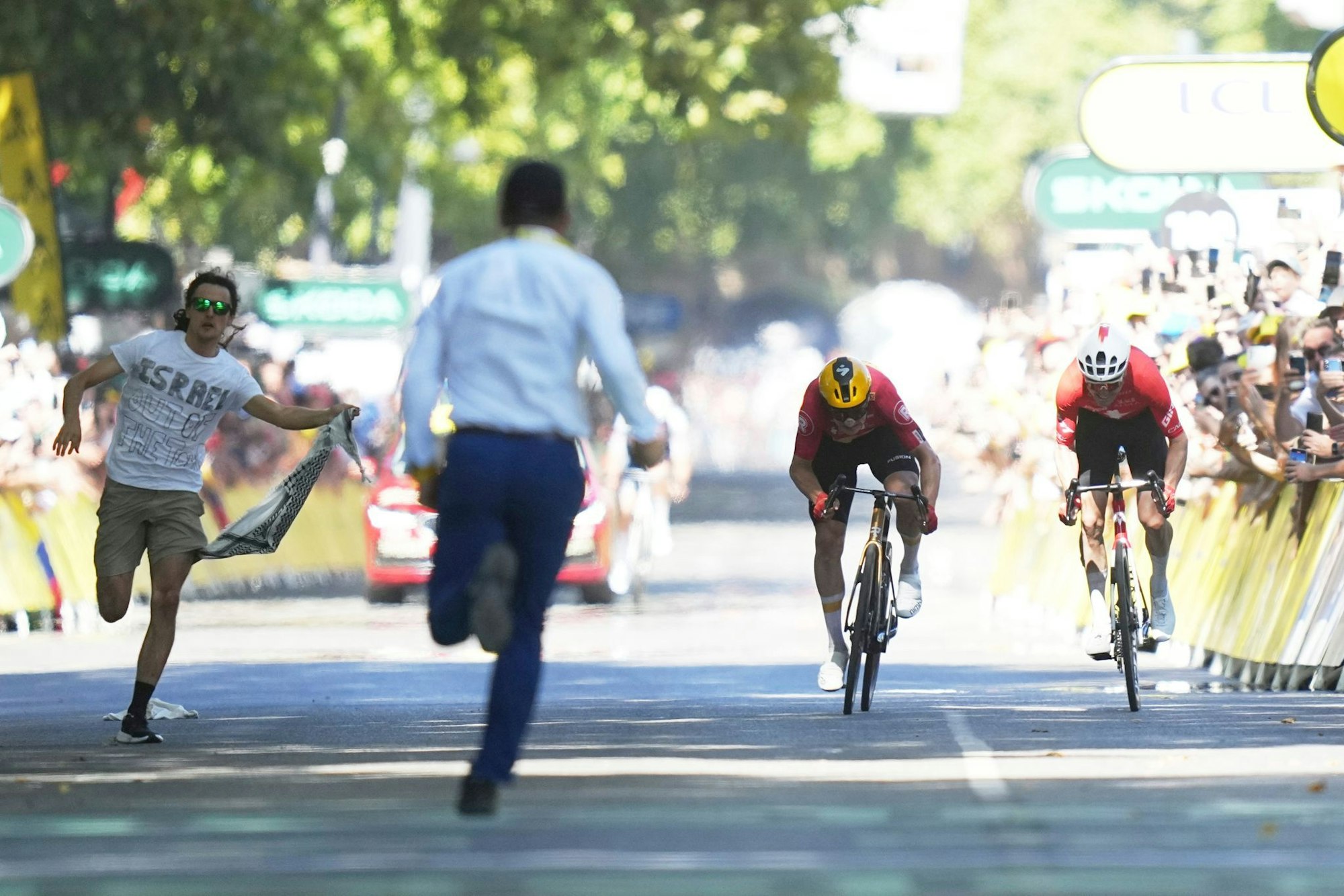 Während Jonas Abrahamsen und Mauro Schmid (r) in Toulouse um den Sieg sprinten, läuft ein Flitzer (l) auf die Zielgerade.