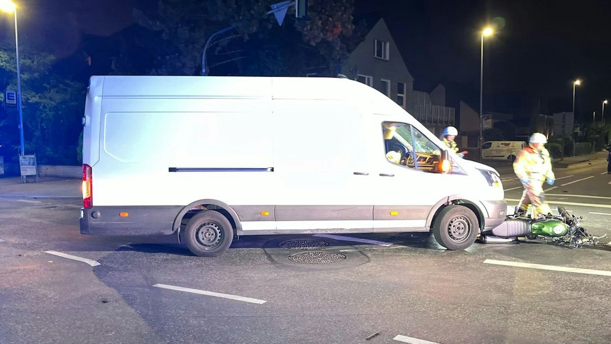 Die Unfallstelle nach der Kollision zwischen einem Kastenwagen und einem Motorrad.