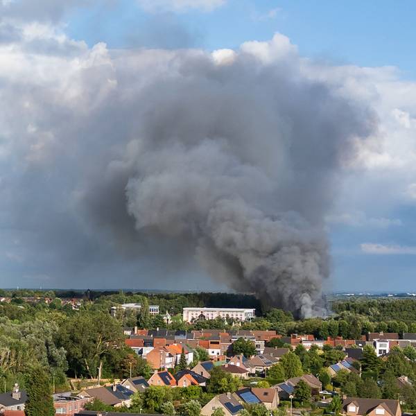 16.07.2025, Belgien, Boom: Rauch, verursacht durch ein Feuer auf dem Festivalgelände des Tomorrowland-Festivals für elektronische Musik in Boom. Das erste Wochenende des Festivals findet vom 18. bis 20. Juli auf dem Gelände 'De Schorre' in Boom statt. Foto: Tom Goyvaerts/Belga/dpa +++ dpa-Bildfunk +++