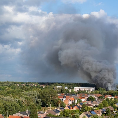 16.07.2025, Belgien, Boom: Rauch, verursacht durch ein Feuer auf dem Festivalgelände des Tomorrowland-Festivals für elektronische Musik in Boom. Das erste Wochenende des Festivals findet vom 18. bis 20. Juli auf dem Gelände 'De Schorre' in Boom statt. Foto: Tom Goyvaerts/Belga/dpa +++ dpa-Bildfunk +++