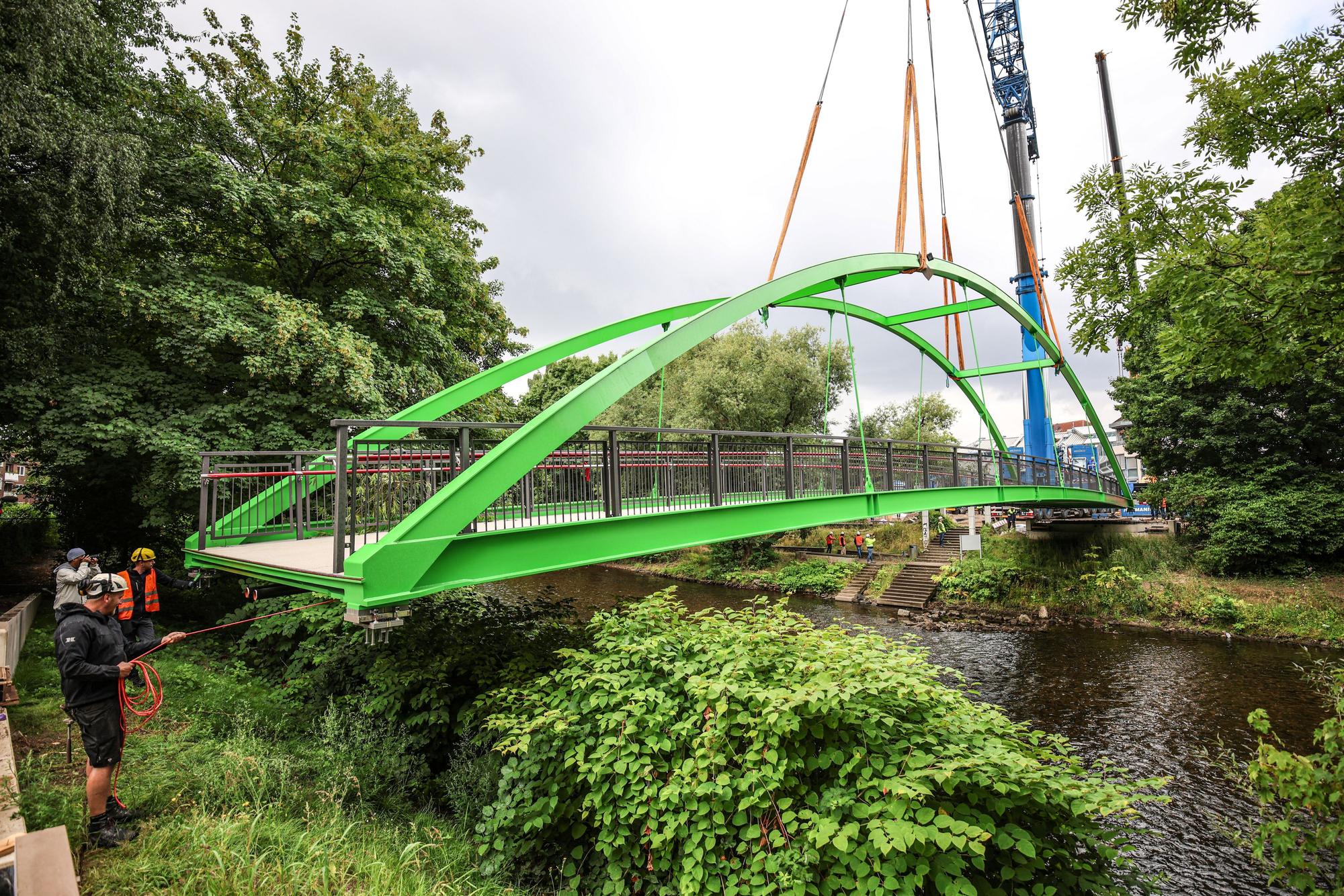 Mitte Juli wurde die neue Brücke eingesetzt.