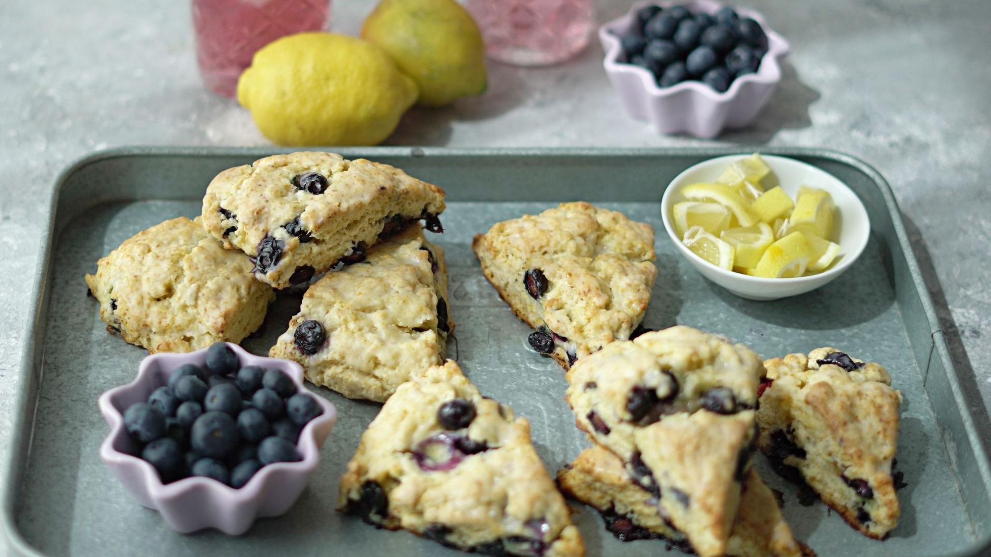 Innen fluffig, außen kross: Die Blaubeer-Scones haben die Form von handlichen Tortenstückchen.