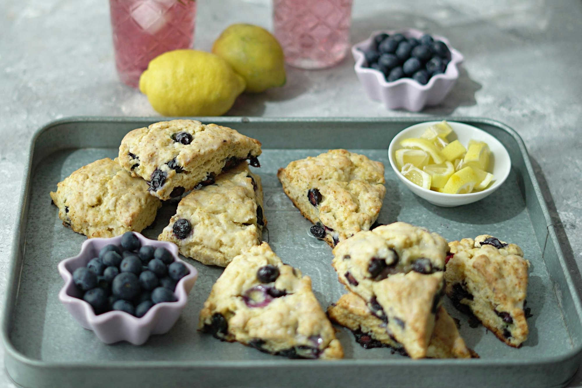 Innen fluffig, außen kross: Die Blaubeer-Scones haben die Form von handlichen Tortenstückchen.