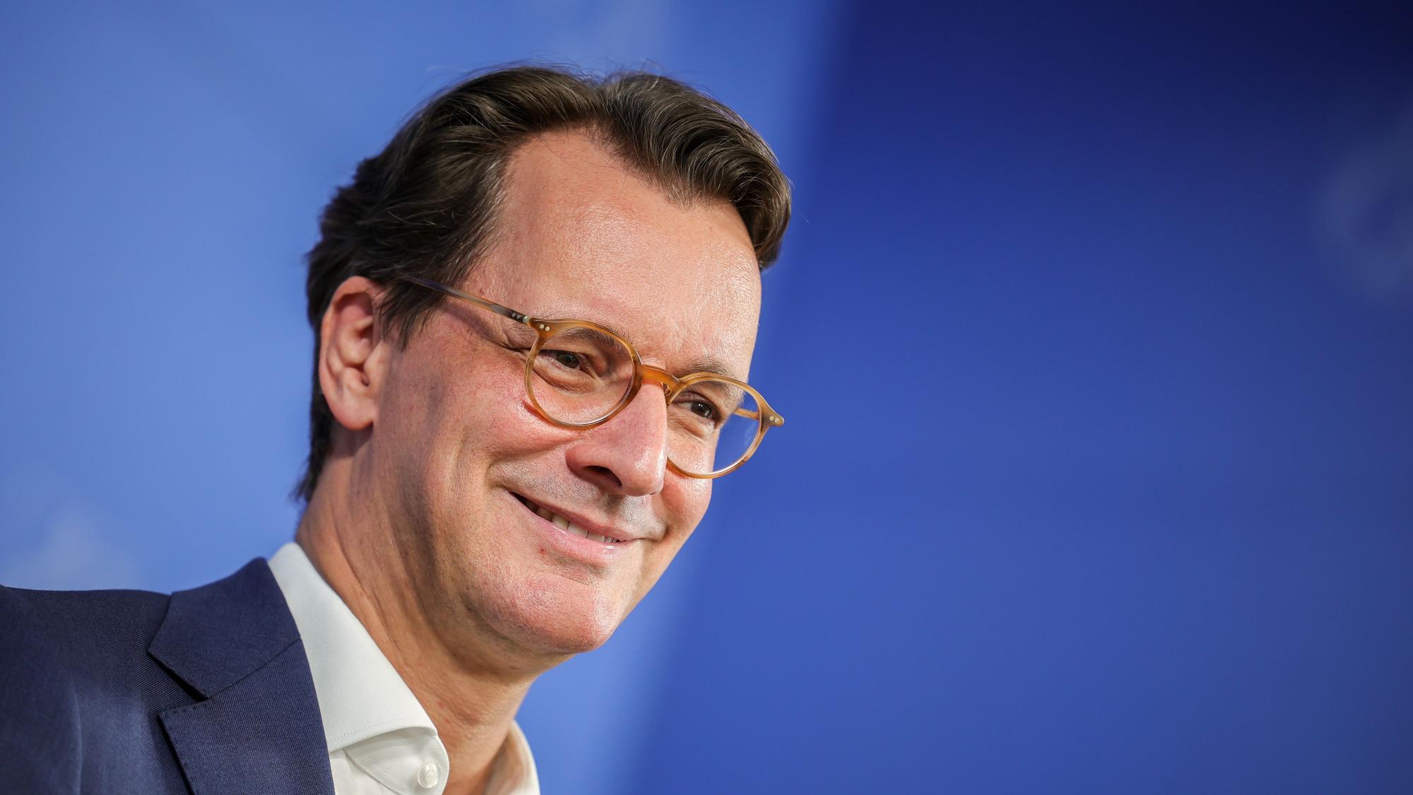 Hendrik Wüst (CDU), Ministerpräsident von Nordrhein-Westfalen, lächelt bei einer Kinder-Pressekonferenz in der Staatskanzlei Nordrhein-Westfalen. (Archivbild)