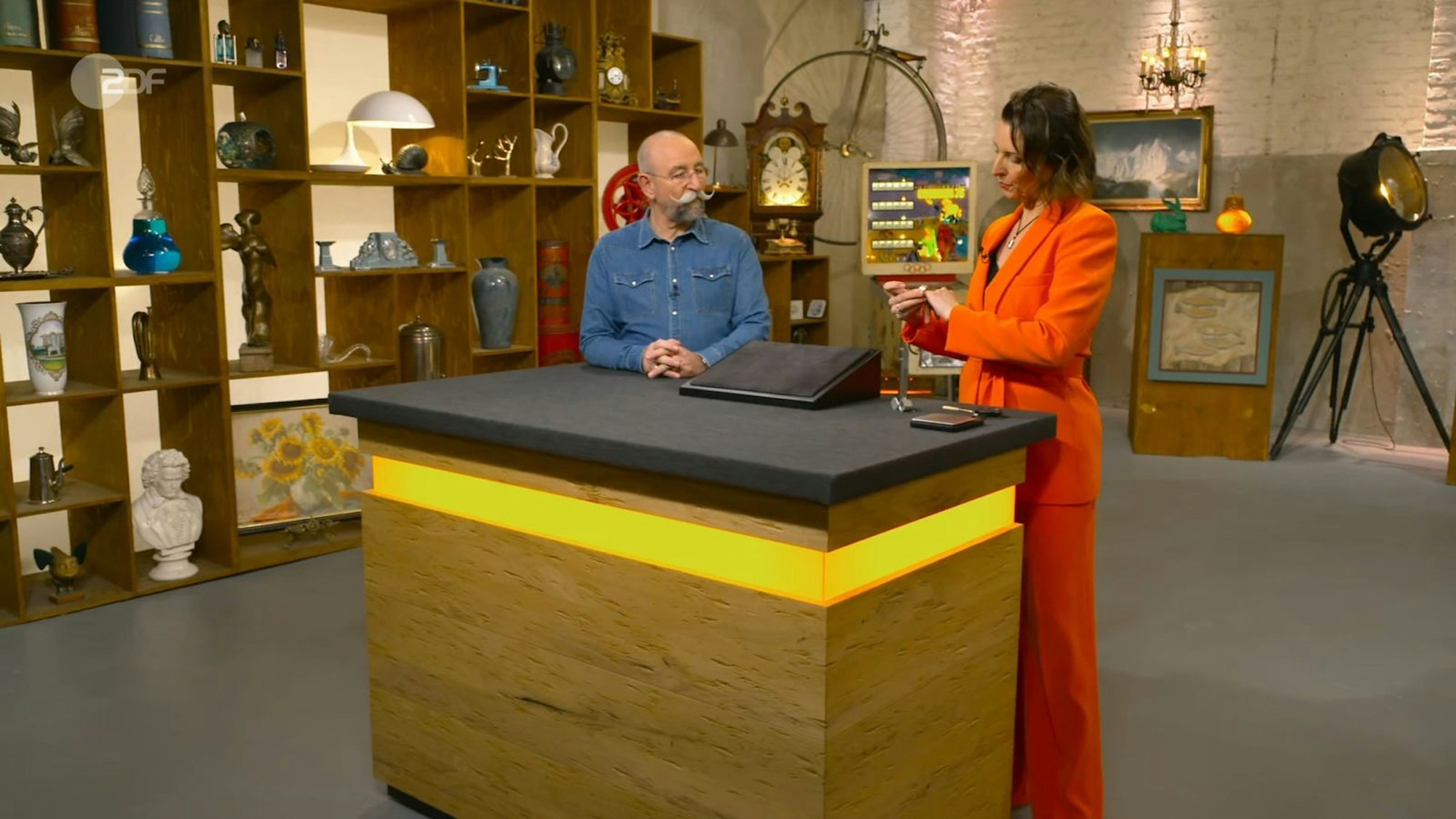 Horst Lichter staunte einmal mehr nicht schlecht über das Wissen von „Bares für Rares“-Expertin Wendela Horz. (Bild: ZDF)
