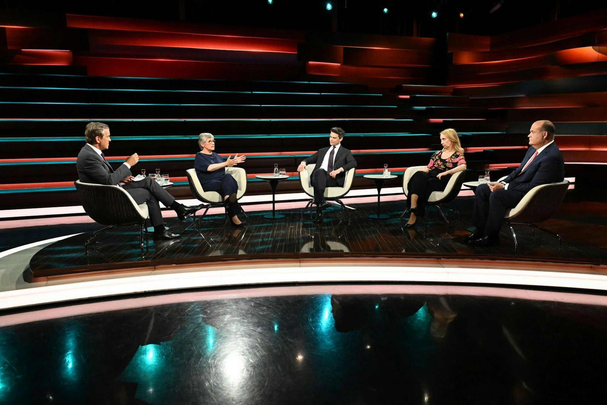 Markus Lanz (links) diskutierte am Mittwochabend mit der Grünen-Fraktionsvorsitzenden Britta Haßelmann, CDU-Politiker Christoph Ploß (Mitte), Journalistin Melanie Amann (zweite von rechts) und Journalist Robin Alexander. (Bild: ZDF / Cornelia Lehmann)