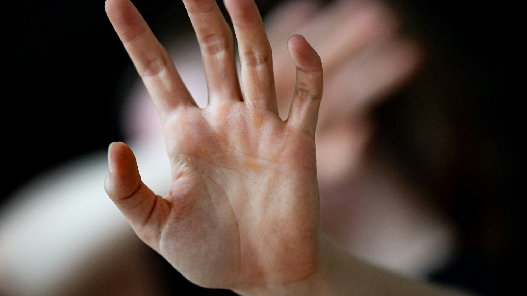 Symbolfoto: Eine Frau hält ihre Hände vor das Gesicht.