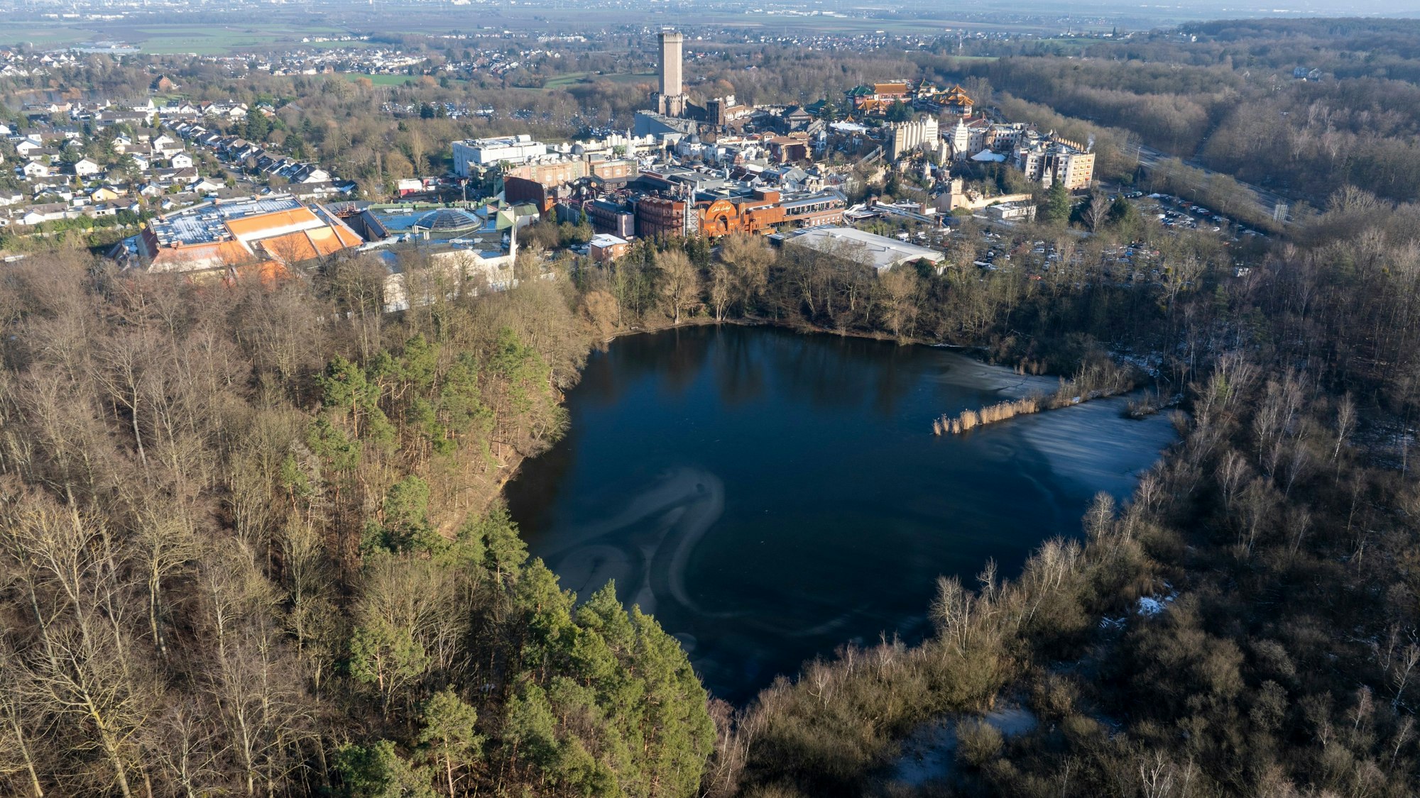 Das Gelände rund um den Ententeich neben dem Phantasialand ist derzeit noch ein Naturschutzgebiet. Das Phantasialand möchte eine Fläche neben dem Parkgelände bebauen.
