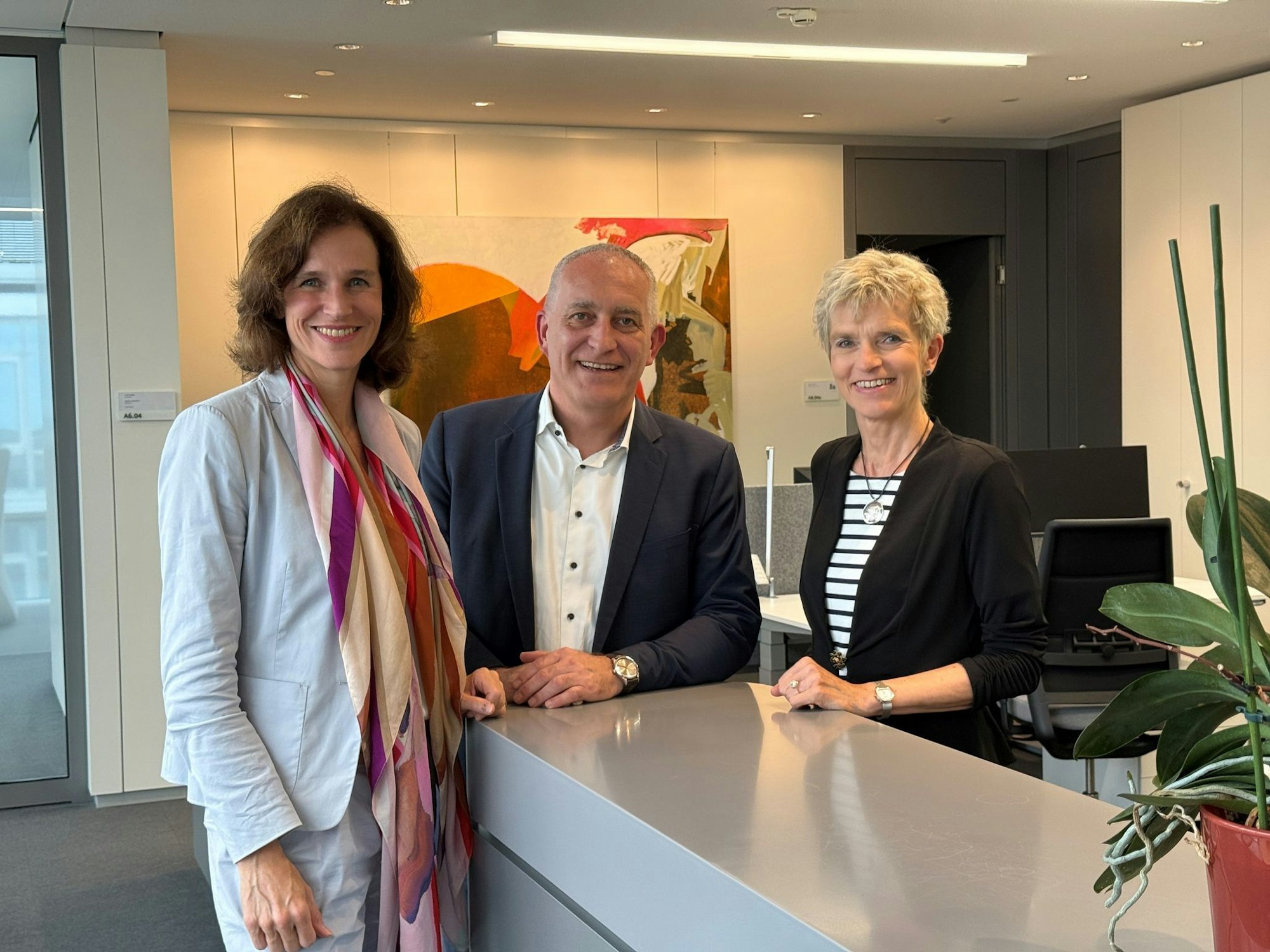 Personalchefin Judith Wiese, der zweite Vorsitzende der IG Metall Jürgen Kerner und die Gesamtbetriebsratsvorsitzende Birgit Steinborn zeigen Einigkeit.