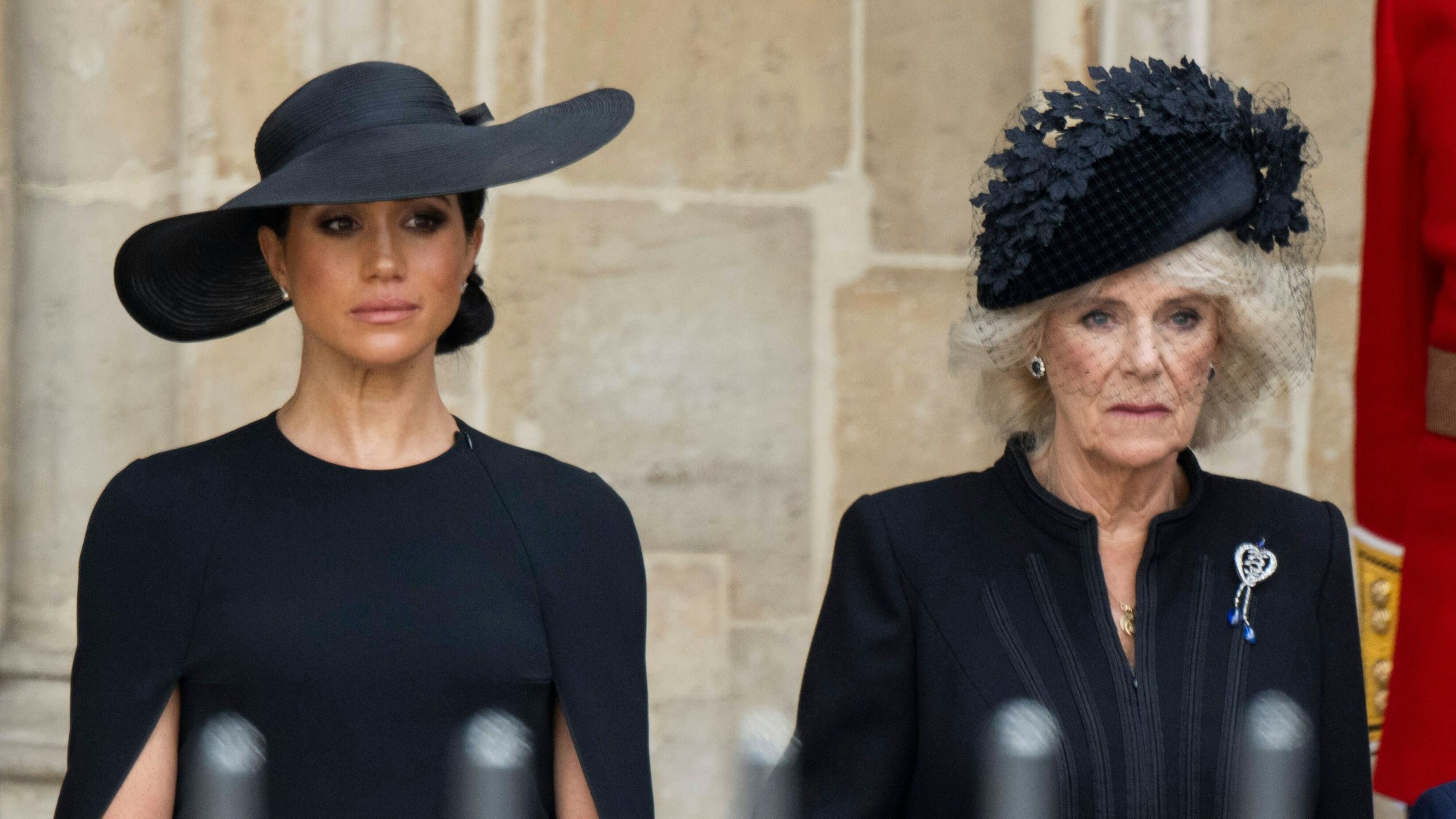 Herzogin Meghan und Königin Camilla bei der Trauerfeier für Elizabeth II.