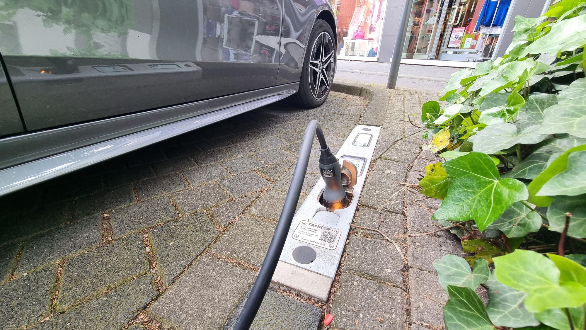 Neuartiger Ladebordstein zum Laden von Elektro-Autos in Köln-Lindenthal