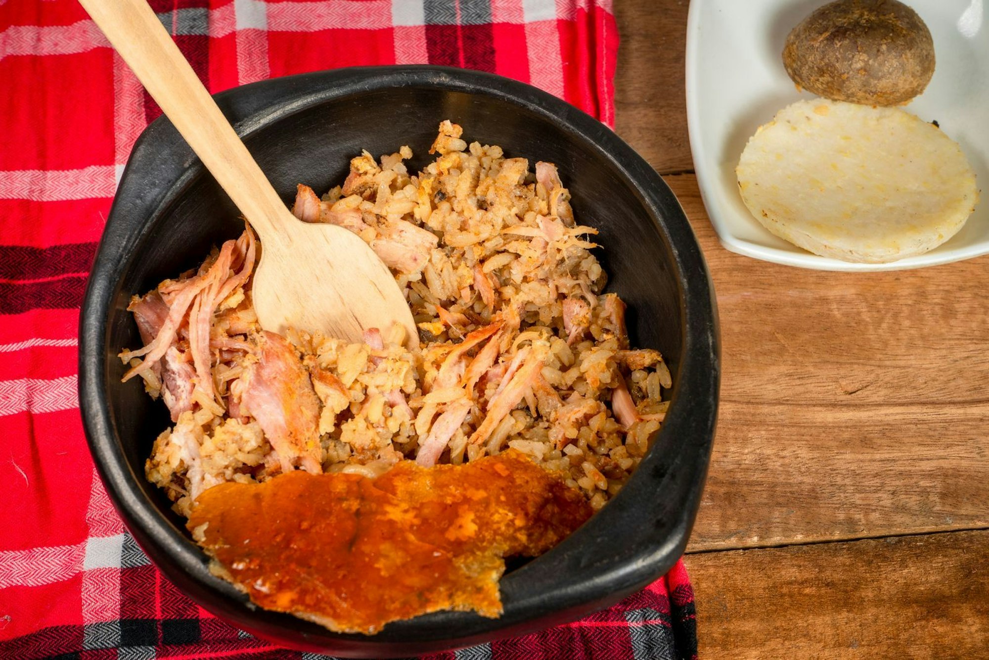 Durch das Spanferkel eignet sich Lechona vor allem für Essen mit mehreren Personen. (Bild: iStock/Canas Arango)