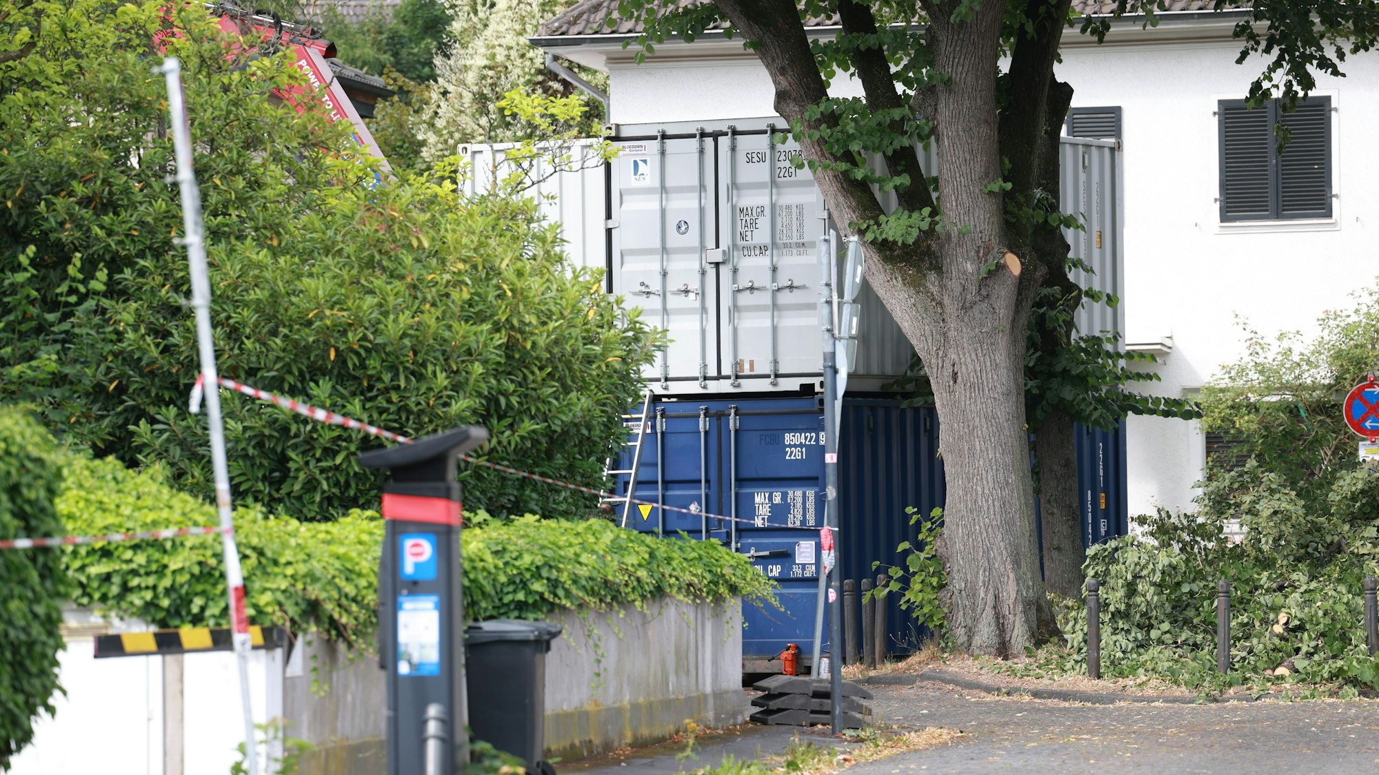 17.07.2025, Köln: Unweit der Universitätsklinik Köln, am Lindenhof, wurde eine 250kg schwere Bombe aus dem Zweiten Weltkrieg gefunden.
Am Fundort der Bombe werden Container aufgestellt, die von der Feuerwehr mit Wasser befüllt werden, um bei einer Explosion die Druckwelle zu abzufangen.
Foto: Michael Bause