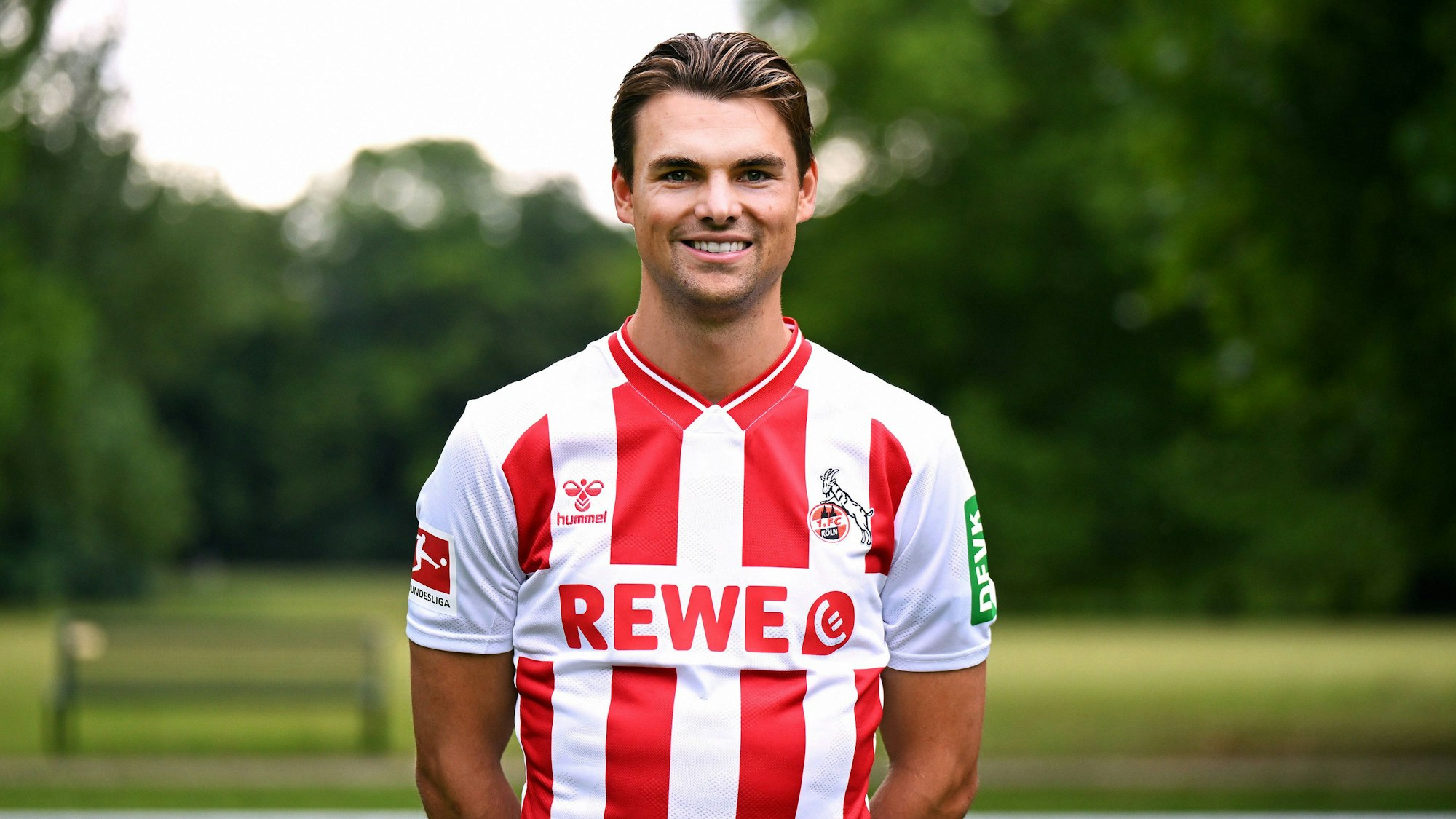 Die neuen Trikots des 1. FC Köln setzen auf klassische Farben.